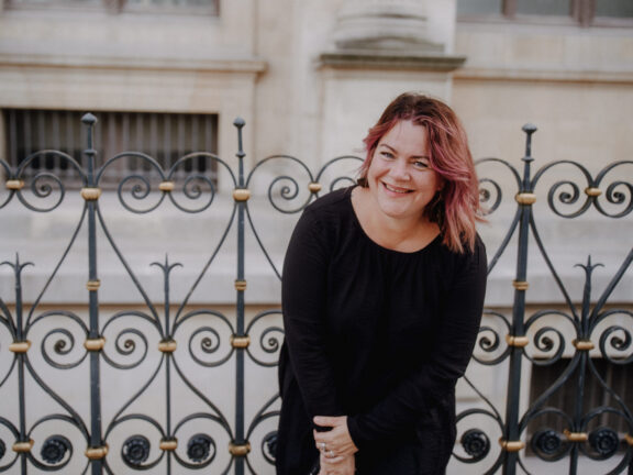 Cindyfototante in Paris am Louvre, lachend, rosa Haare
