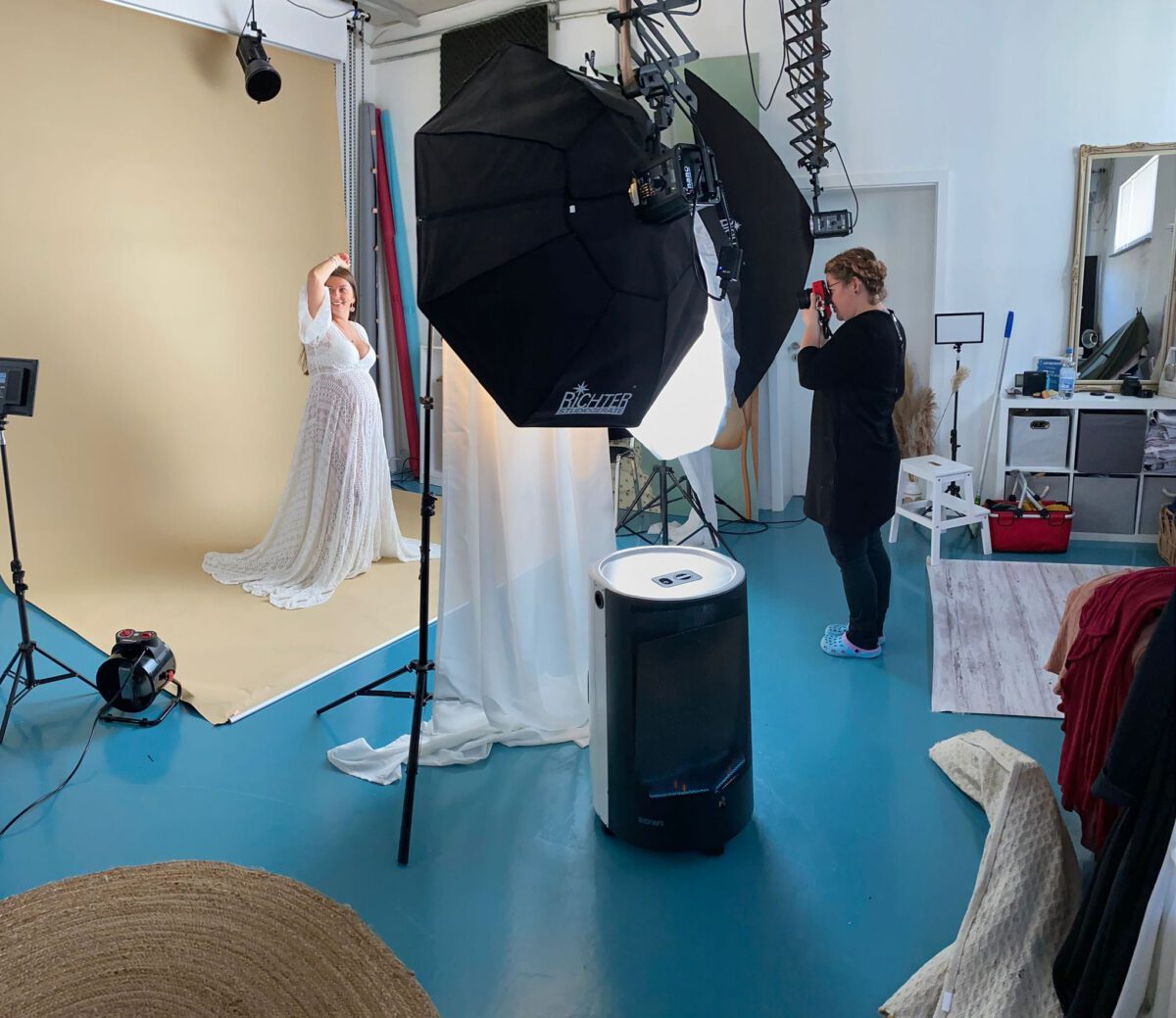 Babybabauchfotografin und werdende Mama mit Bbabybauch und Babybauchkleid im Studio in Langenargen am Bodensee