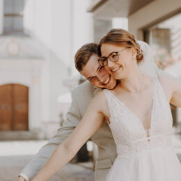 Hochzeitspaar vor der Kirche