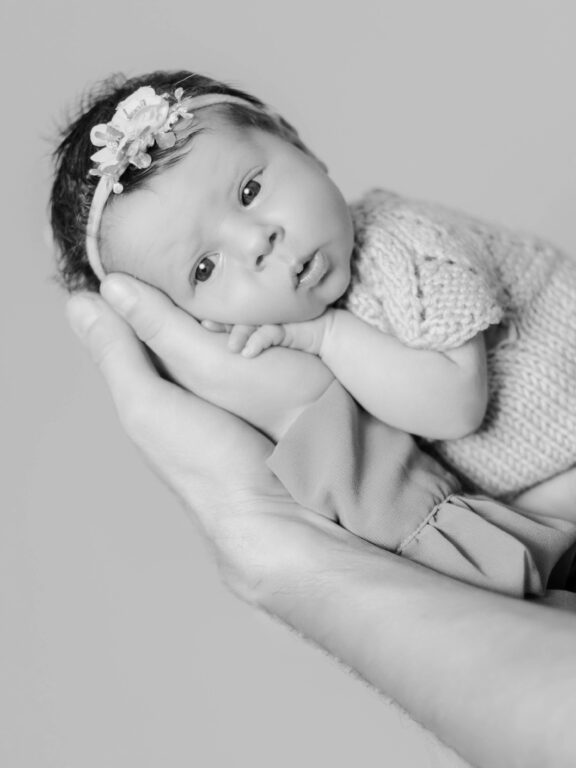 Neugeborenes bei einem liebevollen Baby-Fotoshooting in Schwarz weiß - natürliche und zeitlose Neugeborenenfotografie